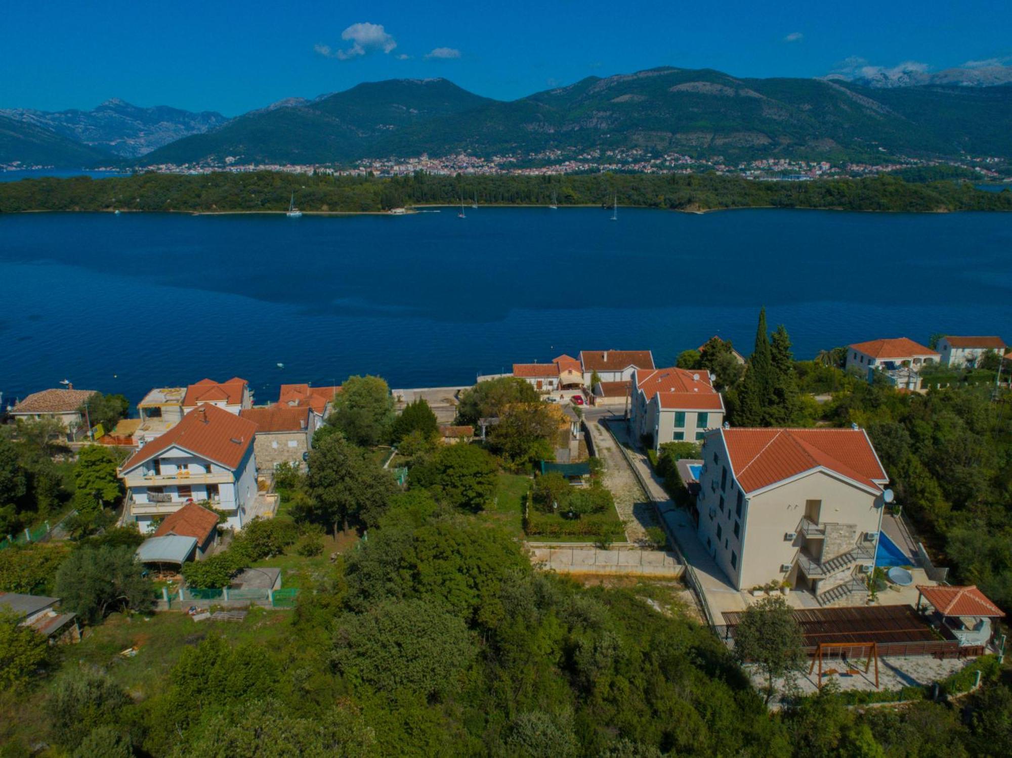 Porto Del Sole Apartments Тиват Екстериор снимка